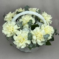 Корзина из белых французских роз