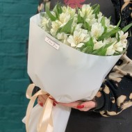Букет из белых альстромерий